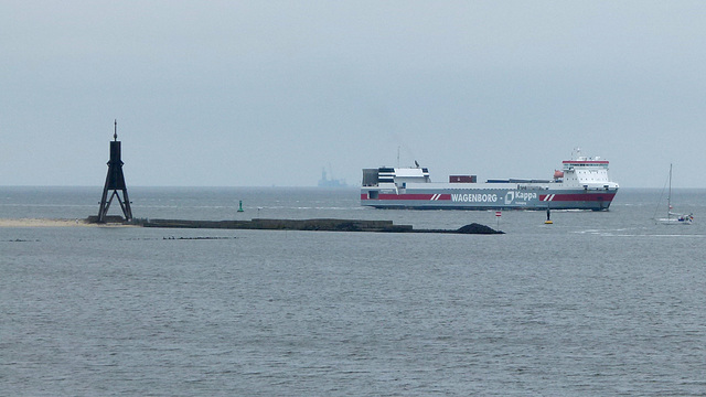 Bohrinsel im Hintergrund