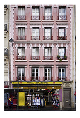 Dame qui attend l'autobus, Paris