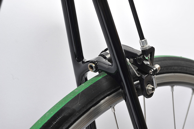 Curved brake bridge flows into the seat stays.