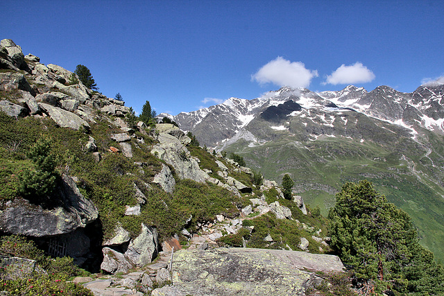 gemütlicher Wanderweg mit herrlicher Aussicht