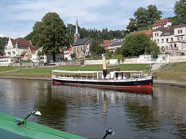 Dampfer  "Sachsenwald"  in Stadt Wehlen