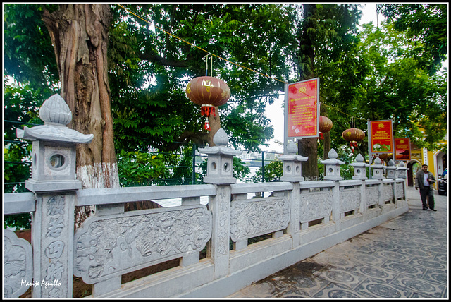 Pagoda de Trấn Quôc. (más bien, valla que circunda el reciento de la pagoda)