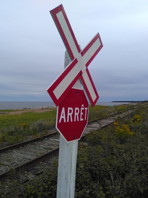 Stop and take a look  / Arrêt avec vue ferroviaire de mer