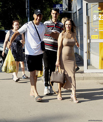 Femme heureuse en talons hauts en Russie / Happy woman in high heels in Russia