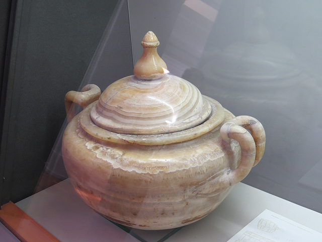 Musée archéologique de Split : urne en albatre.
