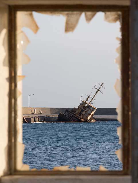 Wrack im Hafen von Paleochera