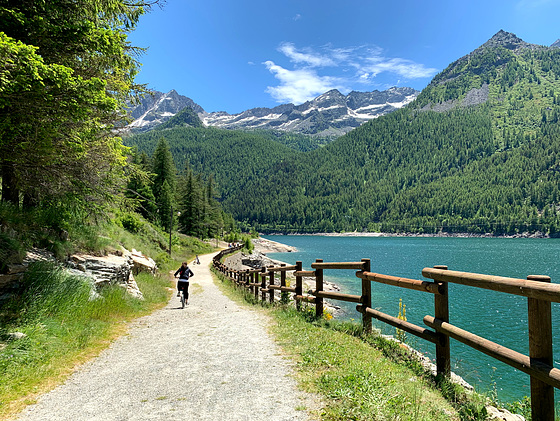 Ceresole Reale Lake fence