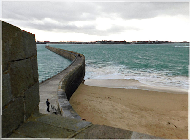 Le Môle des Noires : Vue depuis les remparts à Saint Malo (35)
