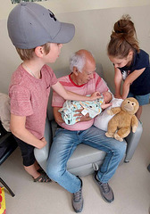 Moi avec mon arrière petit fils Jayden, et mes petits enfants Éliott et Marguerite
