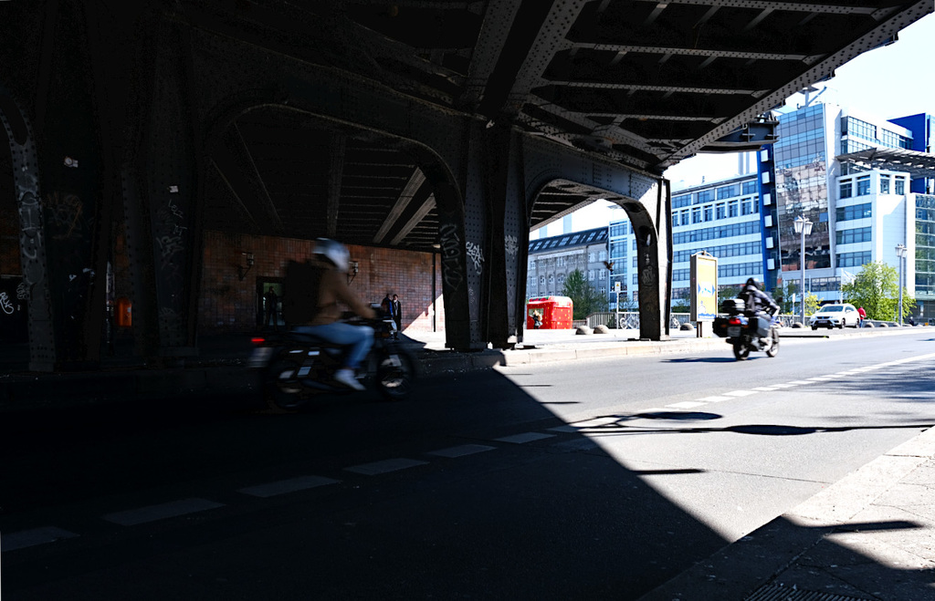 Licht und Schatten begegnen sich unter der Eisenbahnüberführung    /IP 4