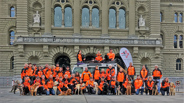 REDOG vor dem Parlament in Bern (50 Jahre REDOG)