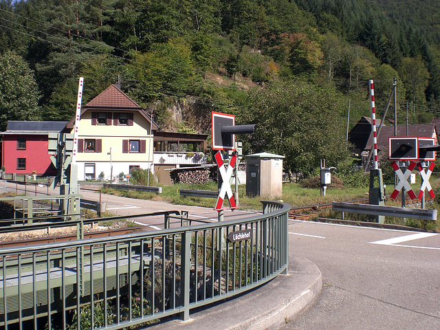 Bahnübergang der Ortenaubahn bei Halbmeil im Kintzigtal