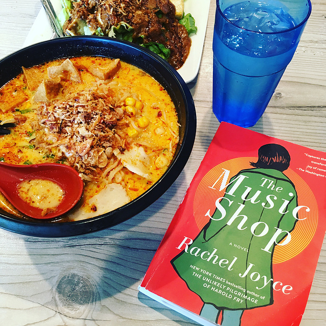 Reading with laksa mee