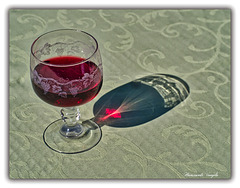 Ein Glas Rotwein zum geniessen