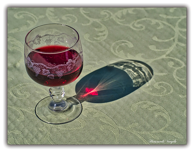 Ein Glas Rotwein zum geniessen