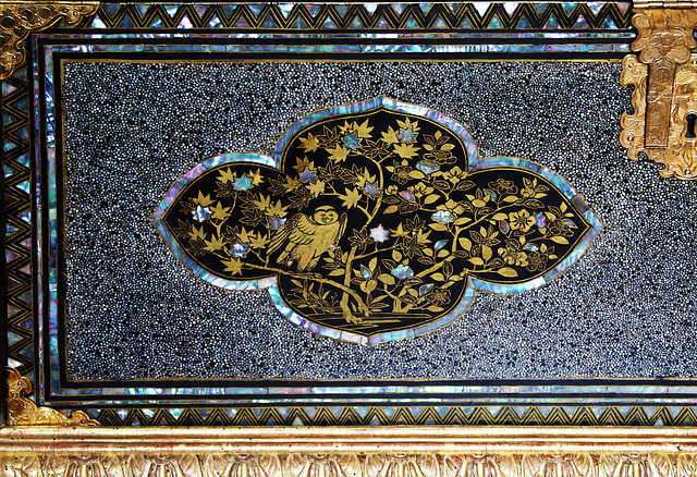 Galuchat , nacre et laiton .