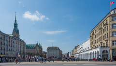 Hamburg - Blick über die Reesendammbrücke zu den Alsterarkaden, zum Rathaus usw.  (© Buelipix)