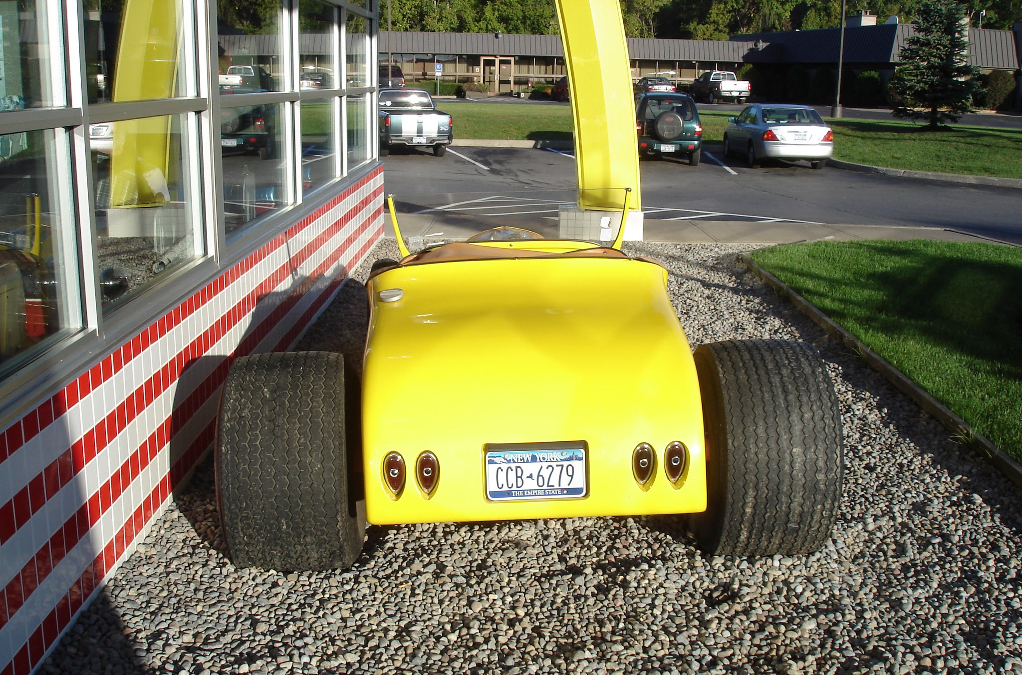 Voiture de course malbouffienne /Utica BIG M racing car