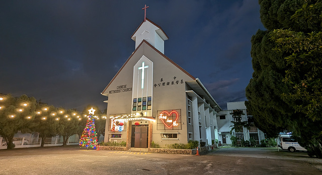 Église chinoise avec sapin coloré/ Chinese church with a colorful Xmas tree