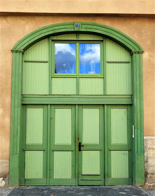 Tor mit Tür und Fenster