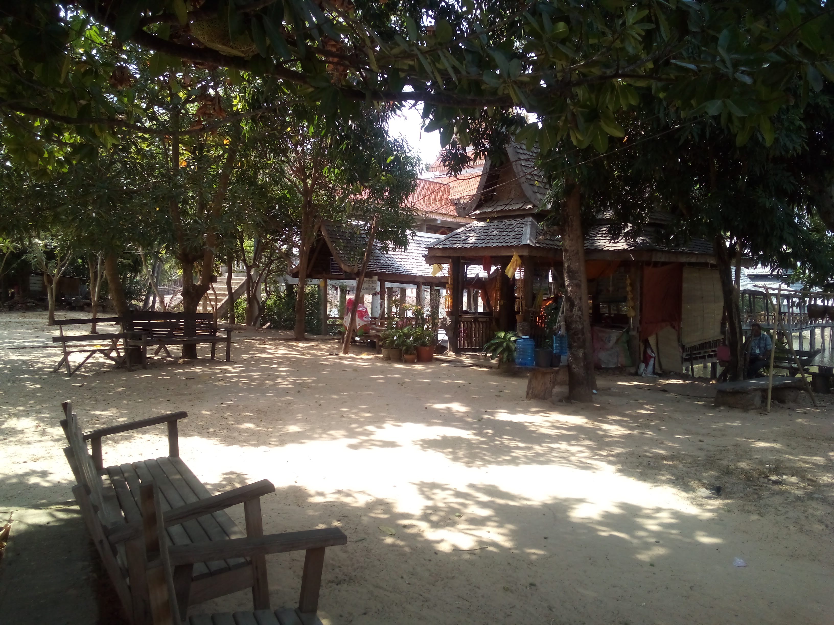 Sit down and meditate.......asseyez-vous et méditez....(Laos)