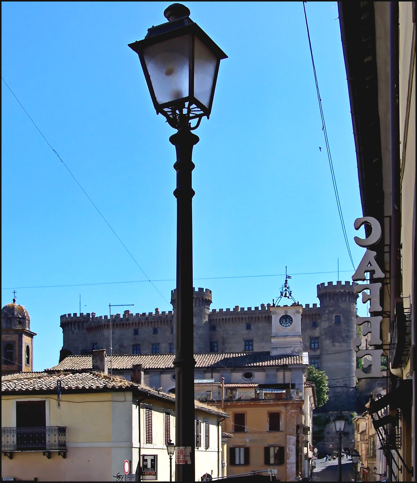 Bracciano : un bel lampione davanti al castello Odescalchi