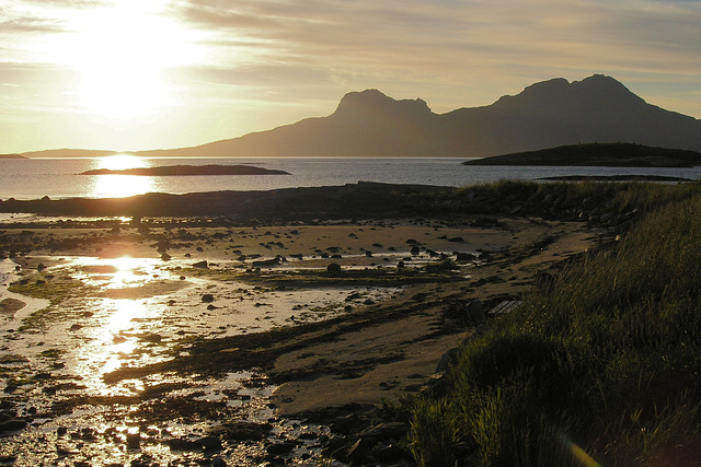 Evening at Løpvika bay and a view of Landegode island