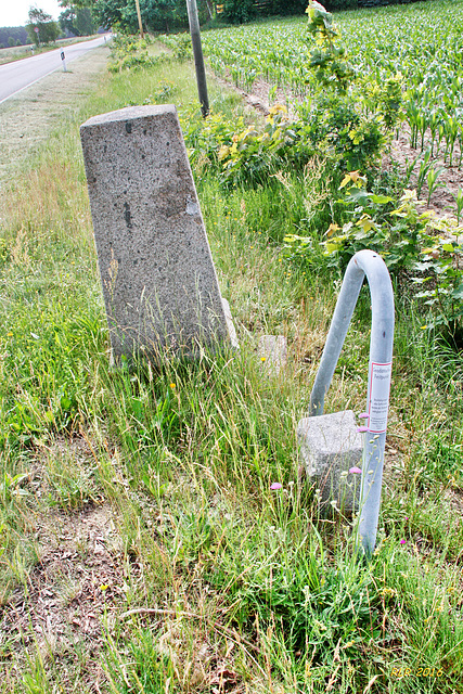 Halbmeilenstein an der B5