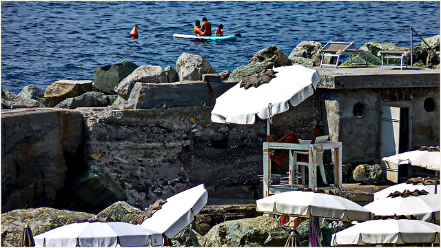 Ombrelloni tra gli scogli del Lido di Genova