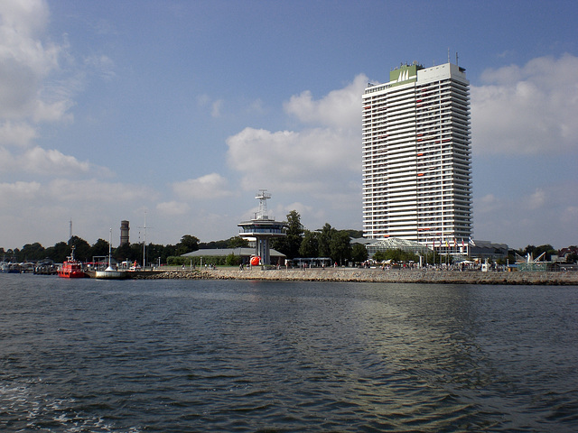 Waren es früher Leuttürme, Kirchtürme, Felsen etc. Ist es heute in Travemünde auch ein Hochhaus