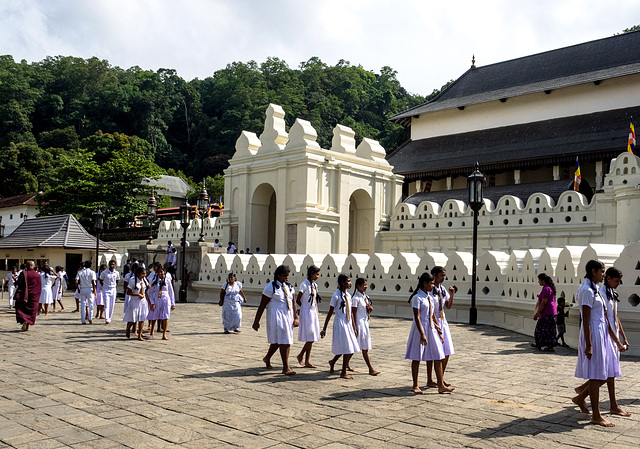 Sri Lanka´s tour - the fourth day - Sri Dalada Maligawa or the Temple of the Sacred Tooth Relic (deutsch: Zahntempel, singhalesisch: ශ්‍රී දළදා මාළිගාව) is a Buddhist temple in the city of Kandy, Sri 