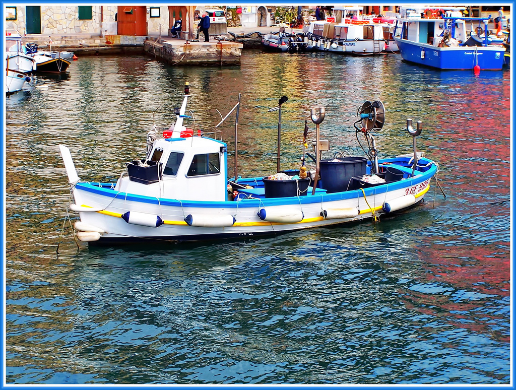 Barca da pesca tipica ligure : gozzo cabinato -