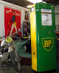 Vieille pompe à carburant et ancienne affiche pour le film "jour de fête de Jacques Tati