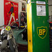 Vieille pompe à carburant et ancienne affiche pour le film "jour de fête de Jacques Tati