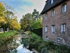 Wirtschaftstrakt und östlicher Wassergraben - Schloss Dyck