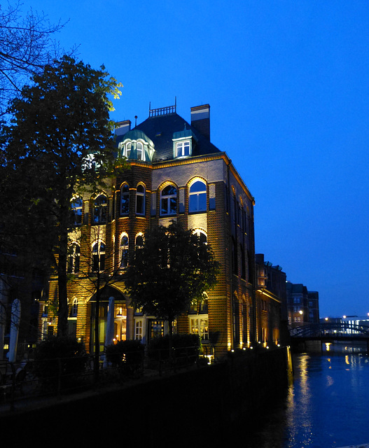 Wasserschloss zur blauen Stunde