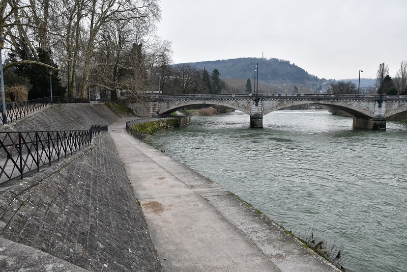 BESANCON: Jardin des sens, le pont de la république.