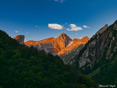 Das Wetter ist gut eine schöne Bergwanderung beginnt mit Blick zu unserem zwischen Ziel