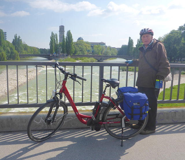 München auf der Isarbrücke - Munkeno sur la Isarponto