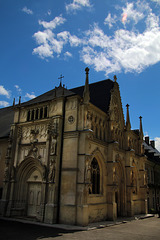 La façade de l'église abbatiale .
