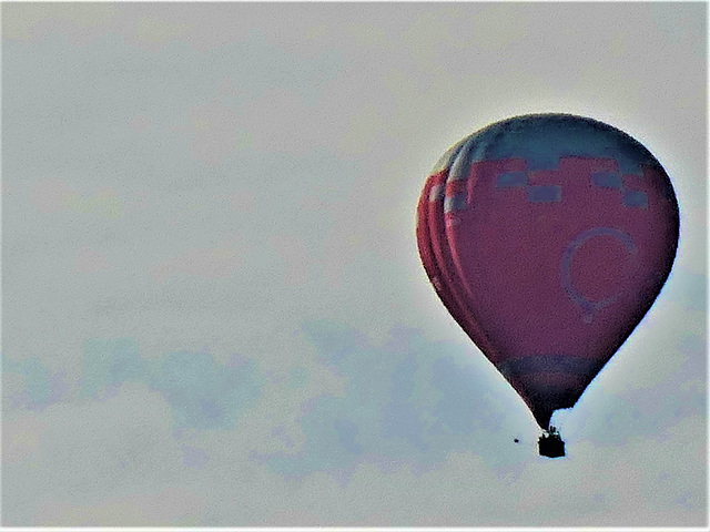 Une Montgolfière passe ............