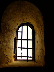 Drei Fenster einer Krypta (1)