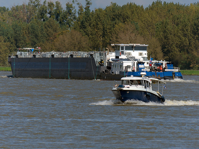 Schubverband und Freizeitboot