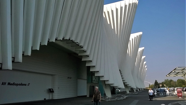 Perfekte Welle: Der Bahnhof der Reggio Emilia