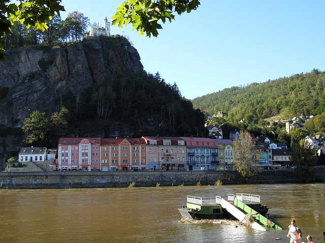 Berg-Schlösschen und Elbe-Hochwasser, Děčín