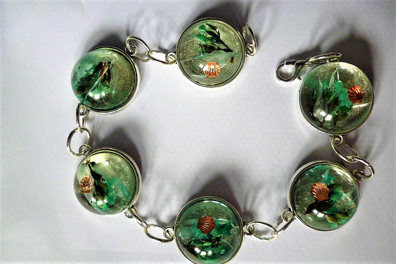 A bracelet of seas