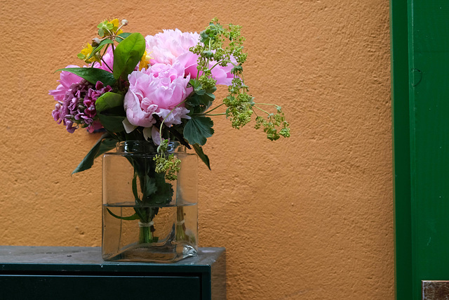 des fleurs parceque les bonbons c'est périssable