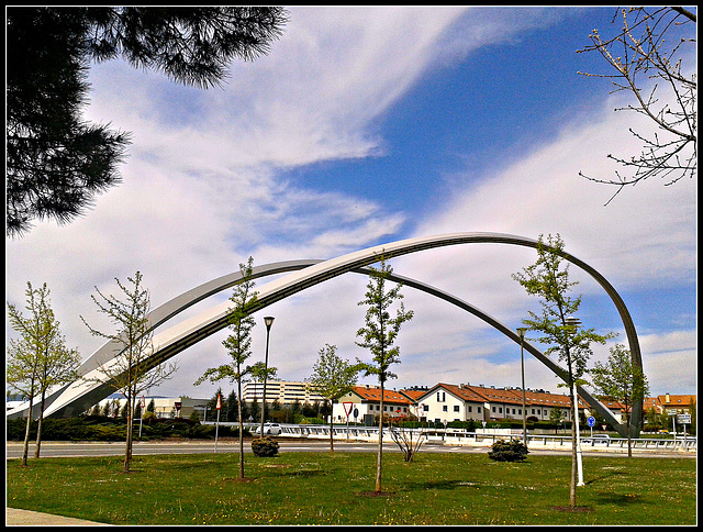 Arcos bajo el cielo