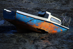 Bateau de pêche gratos , avec juste une légère perforation dans la coque . A récupérer dans la vasière .