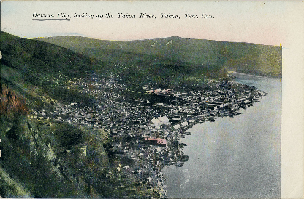 6686. Dawson City, looking up the Yukon River, Yukon, Terr. Can.